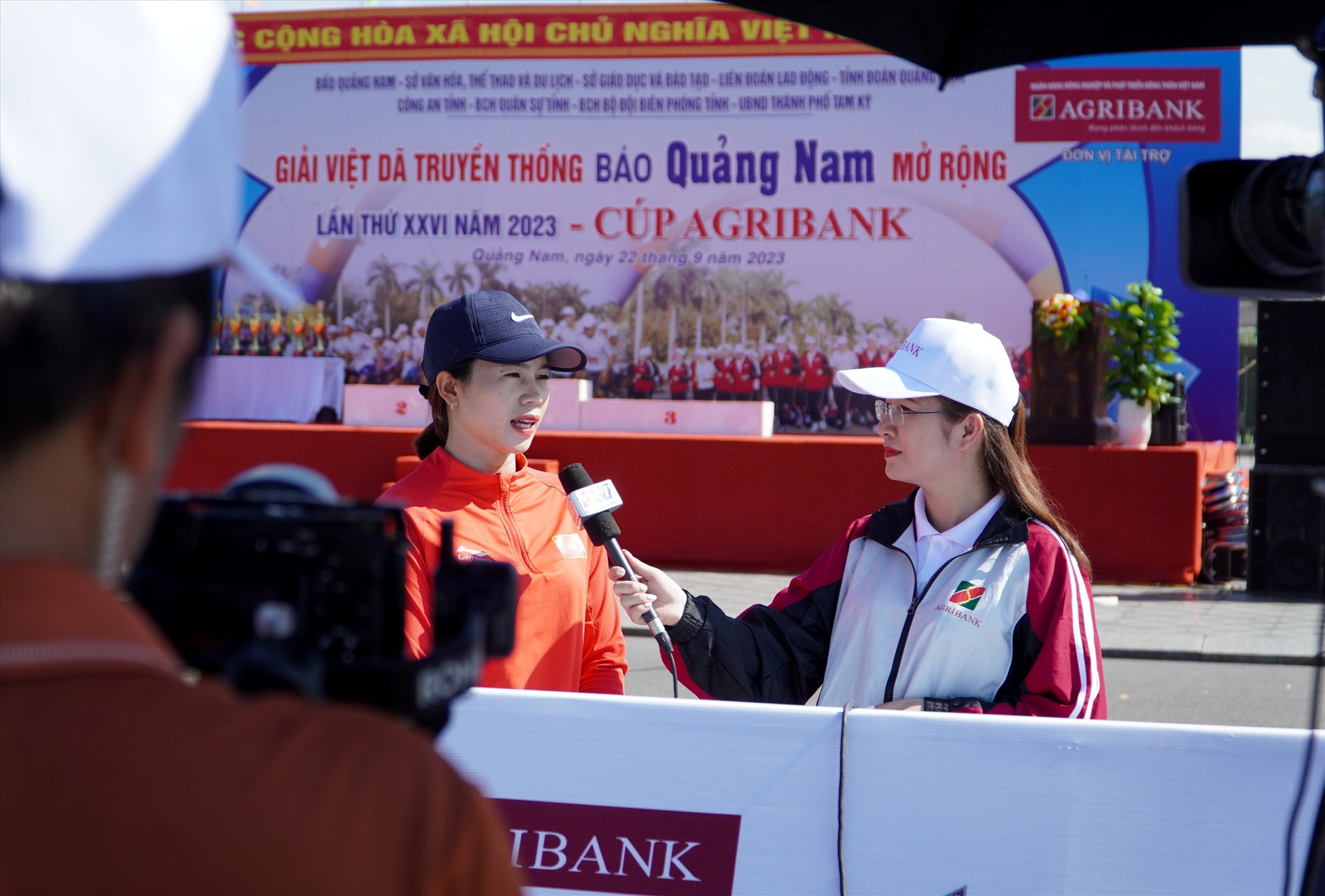 Vận động viên chia sẻ cảm xúc khi thi đấu tại Giải Việt dã truyền thống Báo Quảng Nam mở rộng lần thứ 26, tranh CUP Agribank năm 2023. Ảnh: HỒ QUÂN