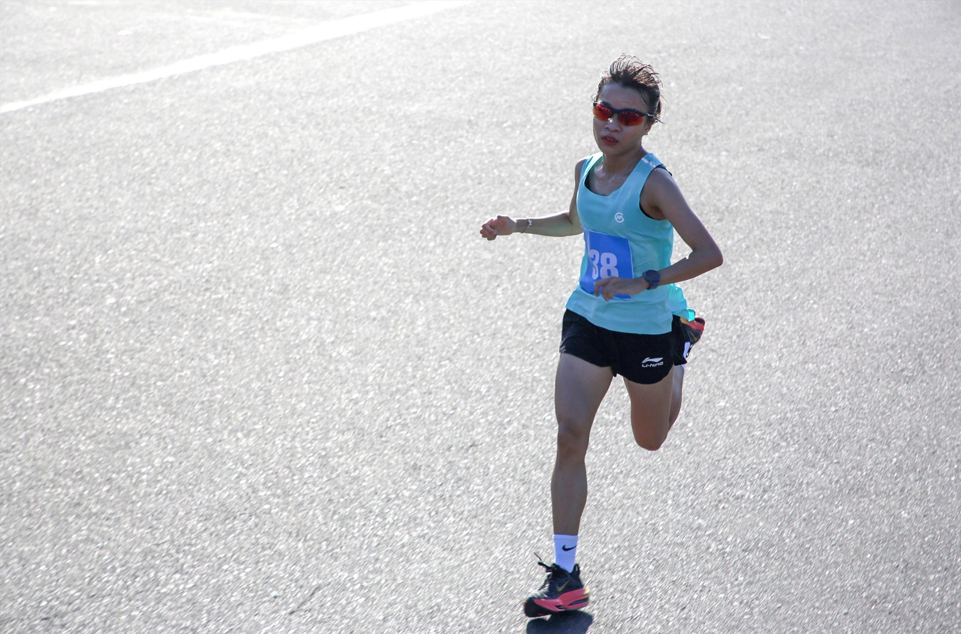 Bước chạy “xé gió” của vận động viên Lê Thị Tuyết (Trung tâm Huấn luyện quốc gia 3) - người về nhất cự ly 5.000m đội tuyển nữ. Ảnh: A.NGƯỚC