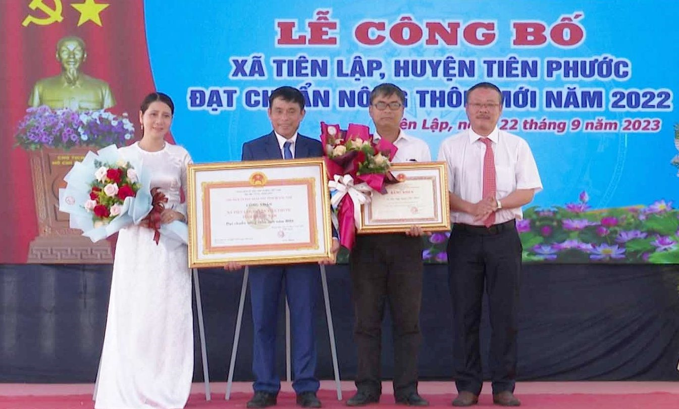 Lãnh đạo huyện Tiên Phước trao bằng công nhận đạt chuẩn nông thôn mới và bằng khen của Chủ tịch UBND tỉnh cho xã Tiên Lập. Ảnh:N.HƯNG