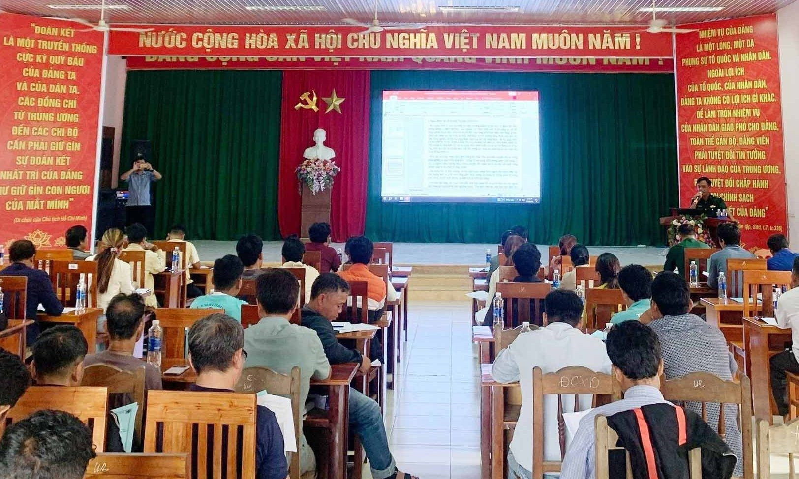 BĐBP tỉnh tập huấn, tuyên truyền công tác xây dựng NTM tại Tây Giang. Ảnh: B.P