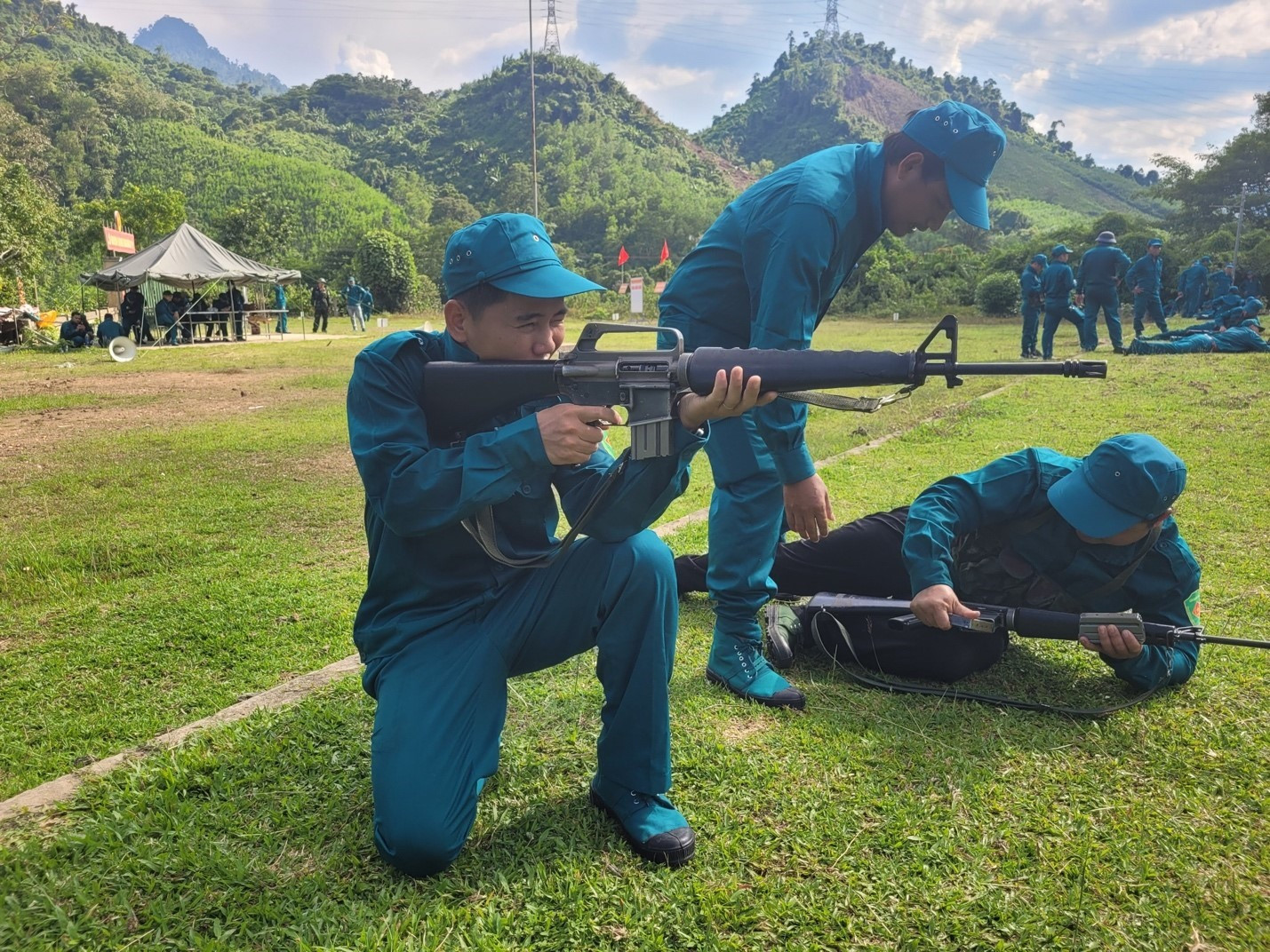 Dân quan tự vệ Công ty Thủy điện Sông Bung tập thao tác bắn súng AR15. Ảnh: Q.VIỆT