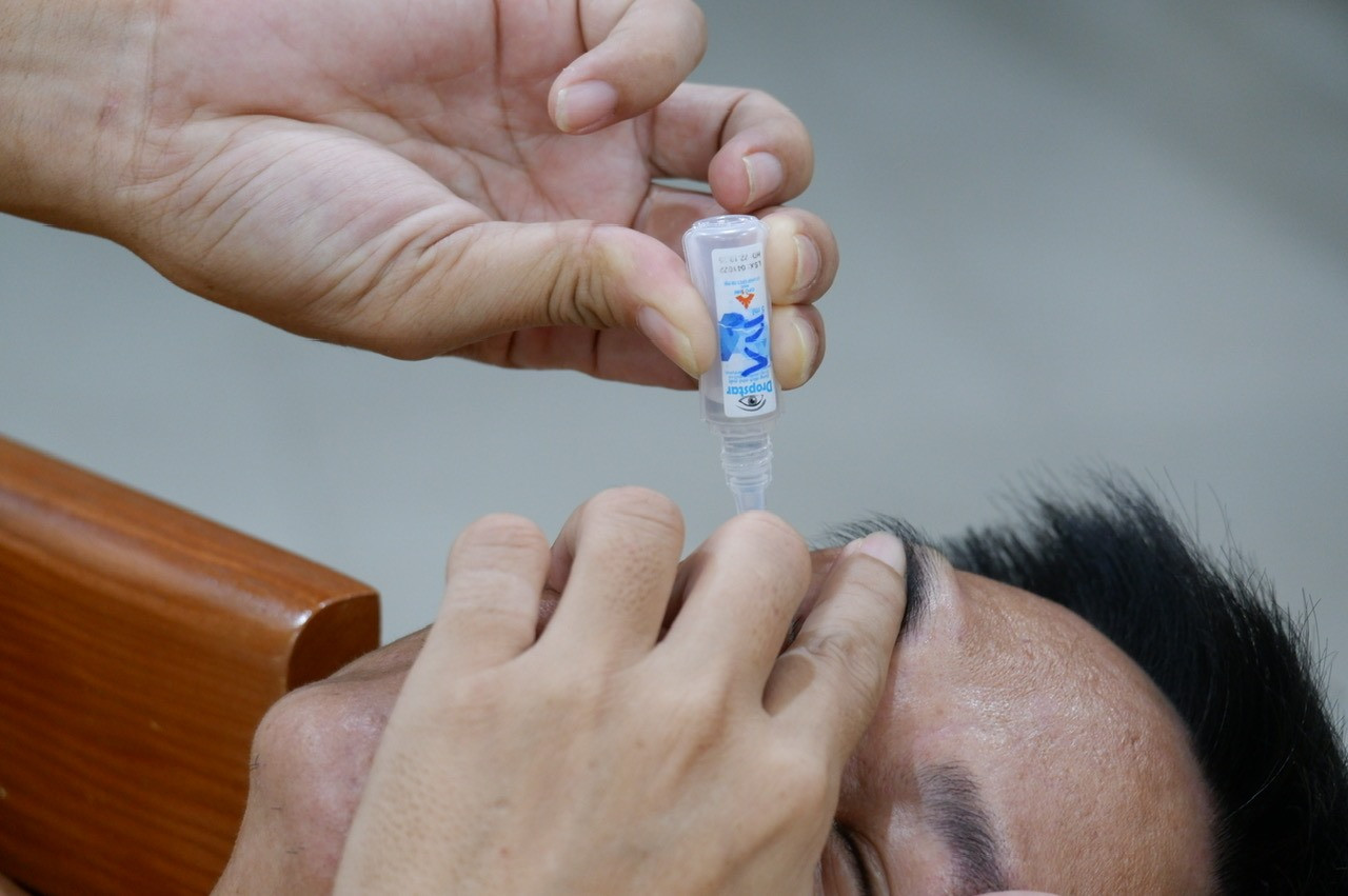 Người dân cần được thăm khám và tư vấn của cán bộ y tế về loại thuốc nhỏ mắt sử dụng. Ảnh: X.H
