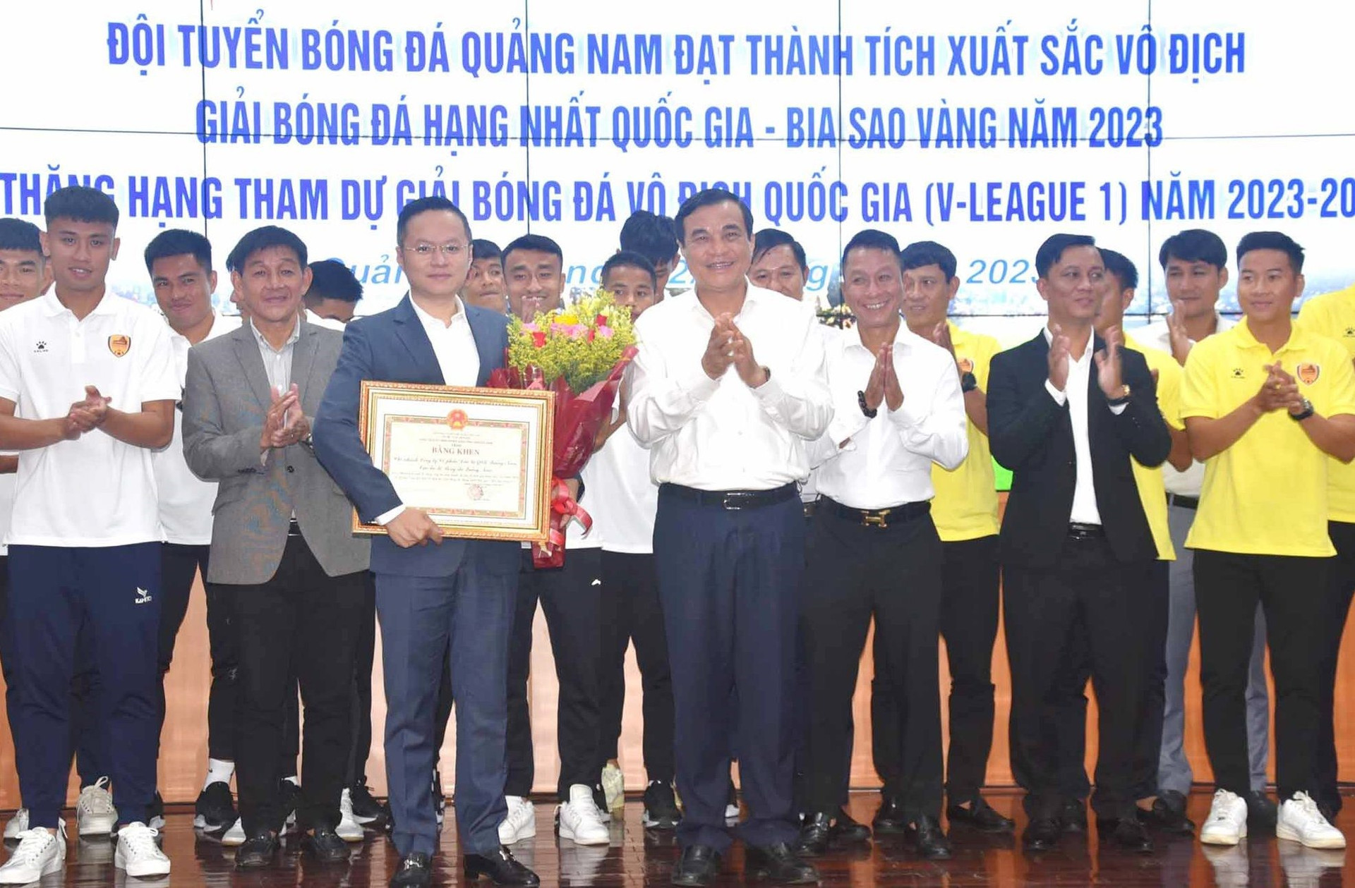 Bí thư Tỉnh ủy Phan Việt Cường tặng bằng khen của UBND tỉnh cho Công ty CP Đầu tư QNK Quảng Nam. Ảnh: T.V