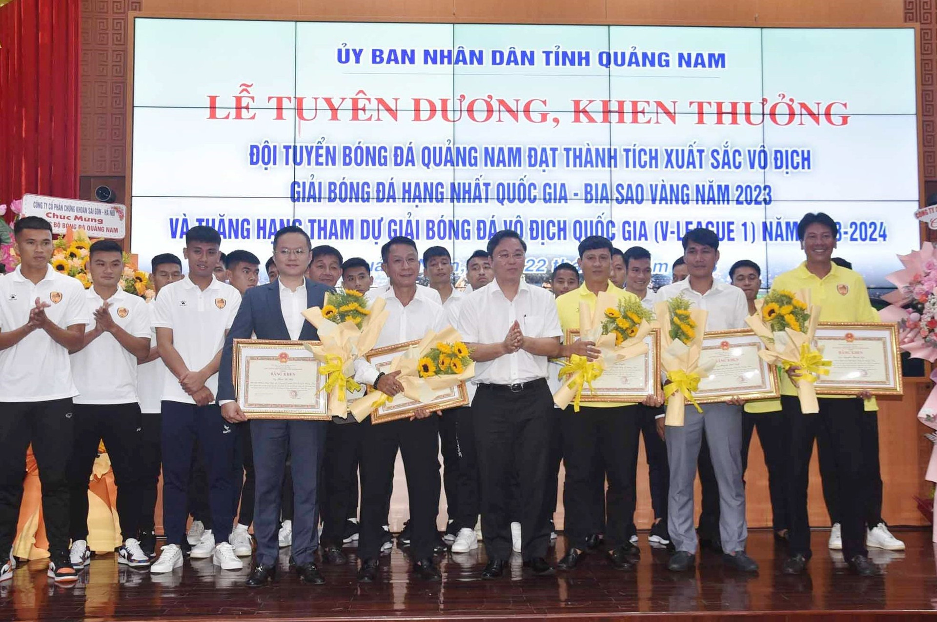 Chủ tịch UBND tỉnh Lê Trí Thanh khen thưởng cho các cá nhân đội Quảng Nam. Ảnh: T.V