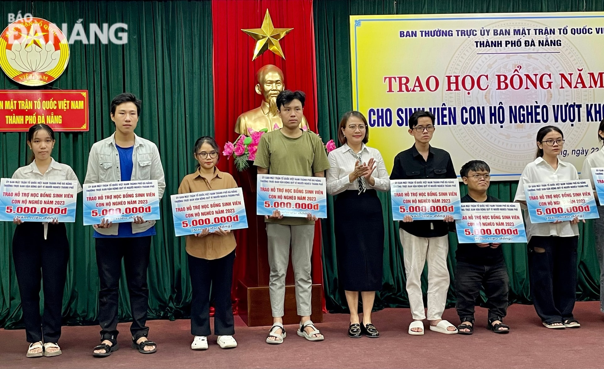 Phó Chủ tịch Ủy ban MTTQ Viêtj Nam thành phố Trần Thị Mẫn (thứ 5, trái sang) trao học bổng cho các em sinh viên vượt khó học giỏi. N.QUANG