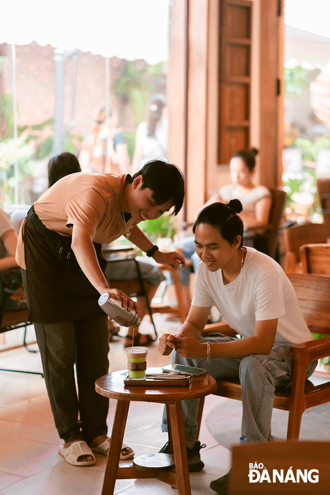 Đến Trình, khách được trải nghiệm pha chế cà phê bơ ngay tại bàn.  Ảnh: H.L