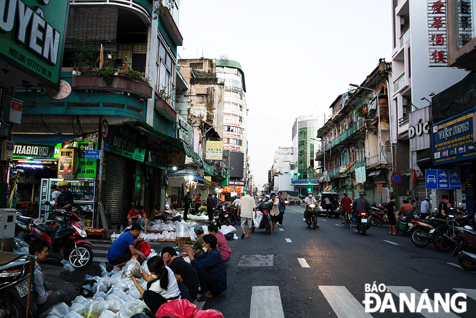 Trong bóng tối tờ mờ hay dưới ánh đèn vàng vọt, người mua, kẻ bán trả giá xôn xao một góc phố.