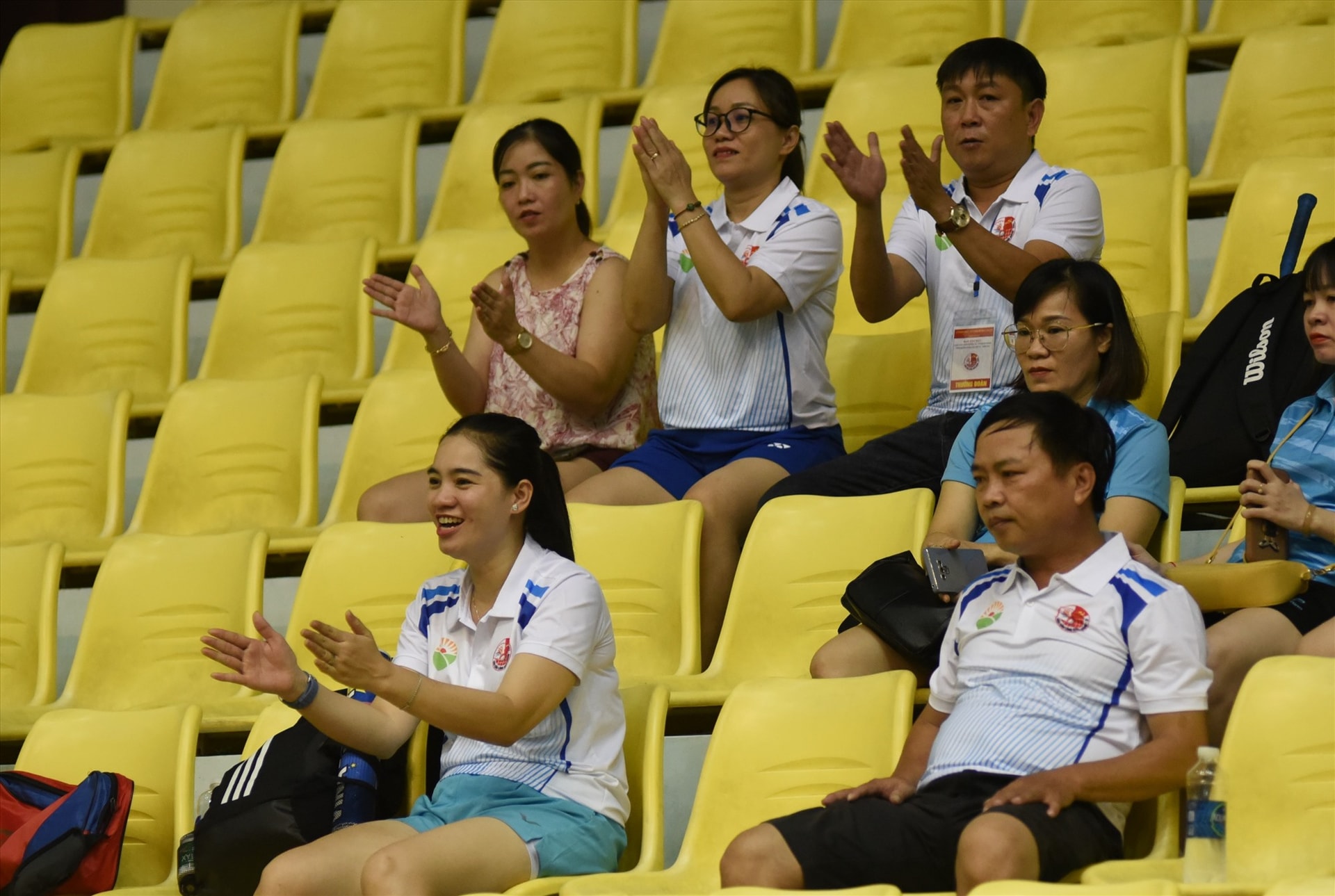 Sự cổ vũ của khán giả trên khán đài tiếp thêm động lực cho các vận động viên thi đấu. Ảnh: A.S