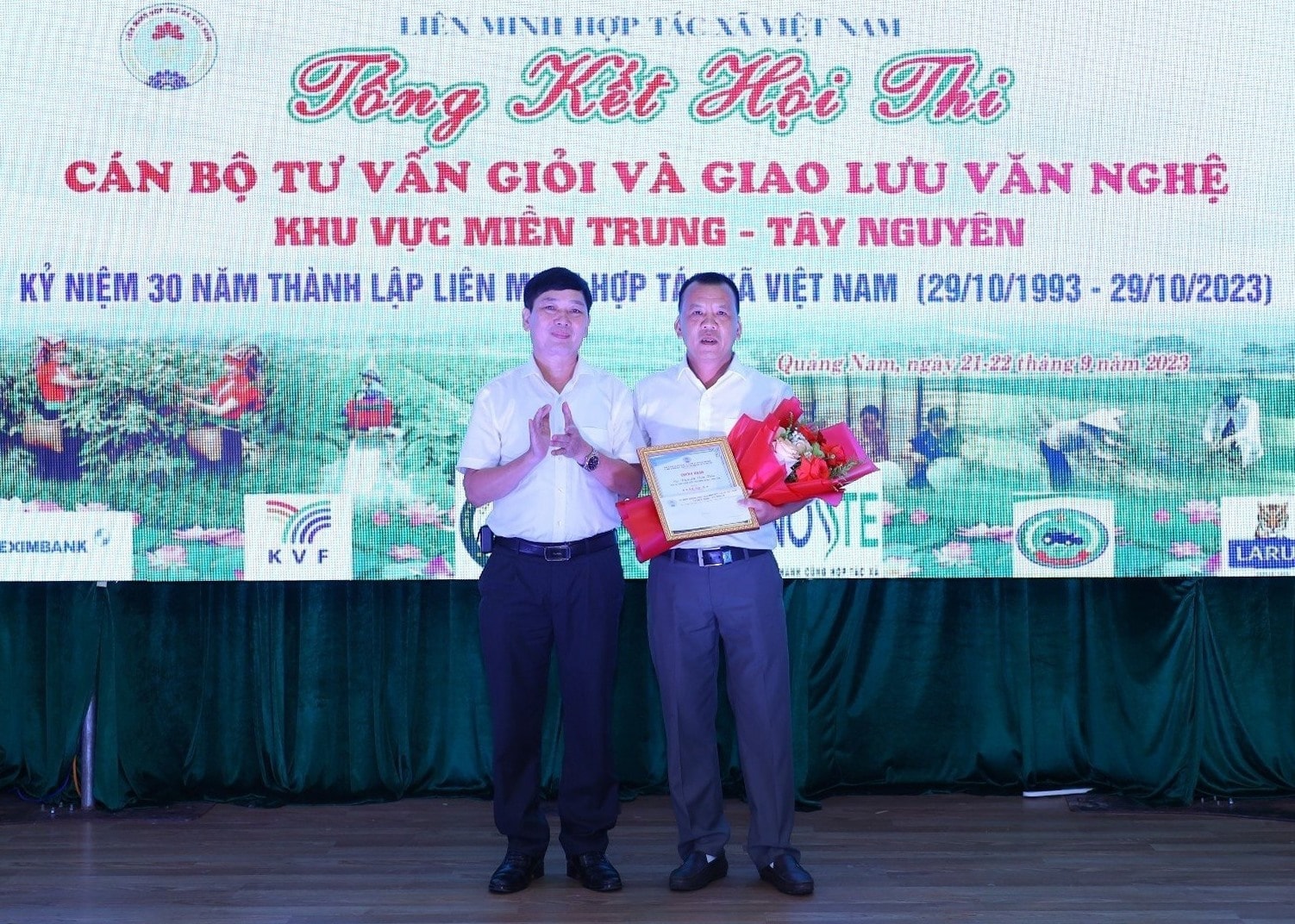 Phó Chủ tịch Liên minh Hợp tác xã Việt Nam Lê Văn Nghị trao giải nhất cho thí sinh Nguyễn Văn Tiến - Liên minh Hợp tác xã tỉnh Đắc Nông. Ảnh: Đ.A