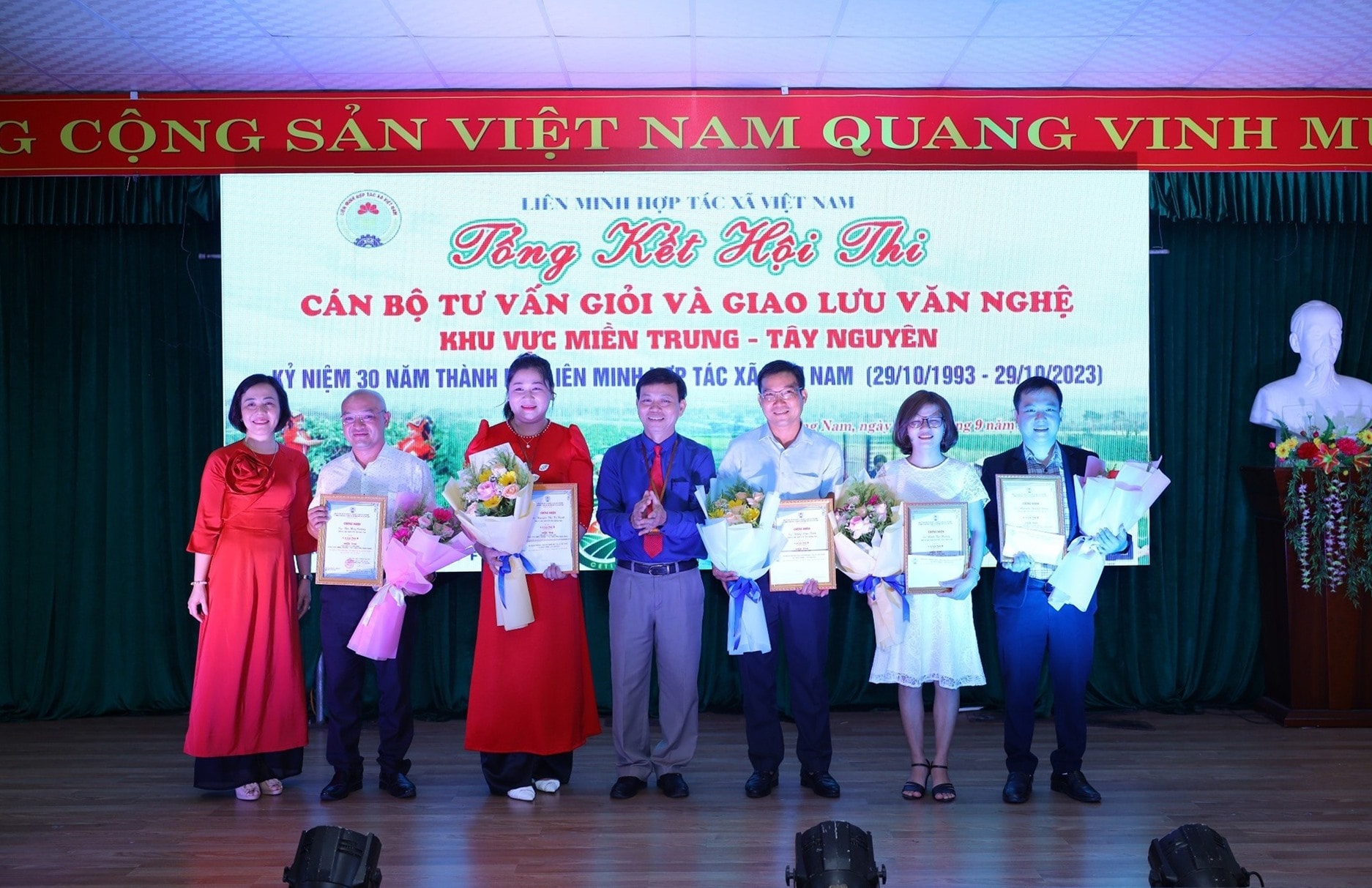 Thí sinh Đặng Văn Tính của Liên minh HTX tỉnh Quảng Nam (thứ ba từ phải sang) nhận giải Nhì tại hội thi. Ảnh: Đ.A