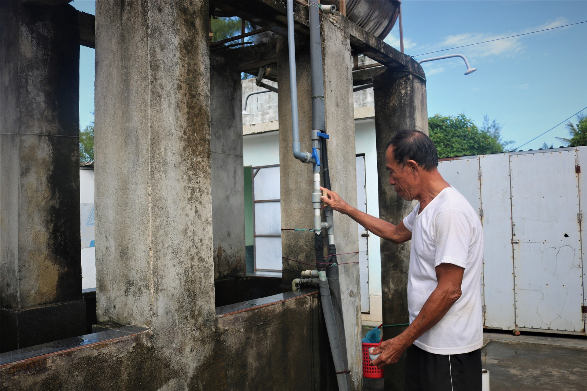 Gia đình ông Nguyễn Phúc Ánh dùng nước nhiễm phèn để sinh hoạt. Ảnh: VT
