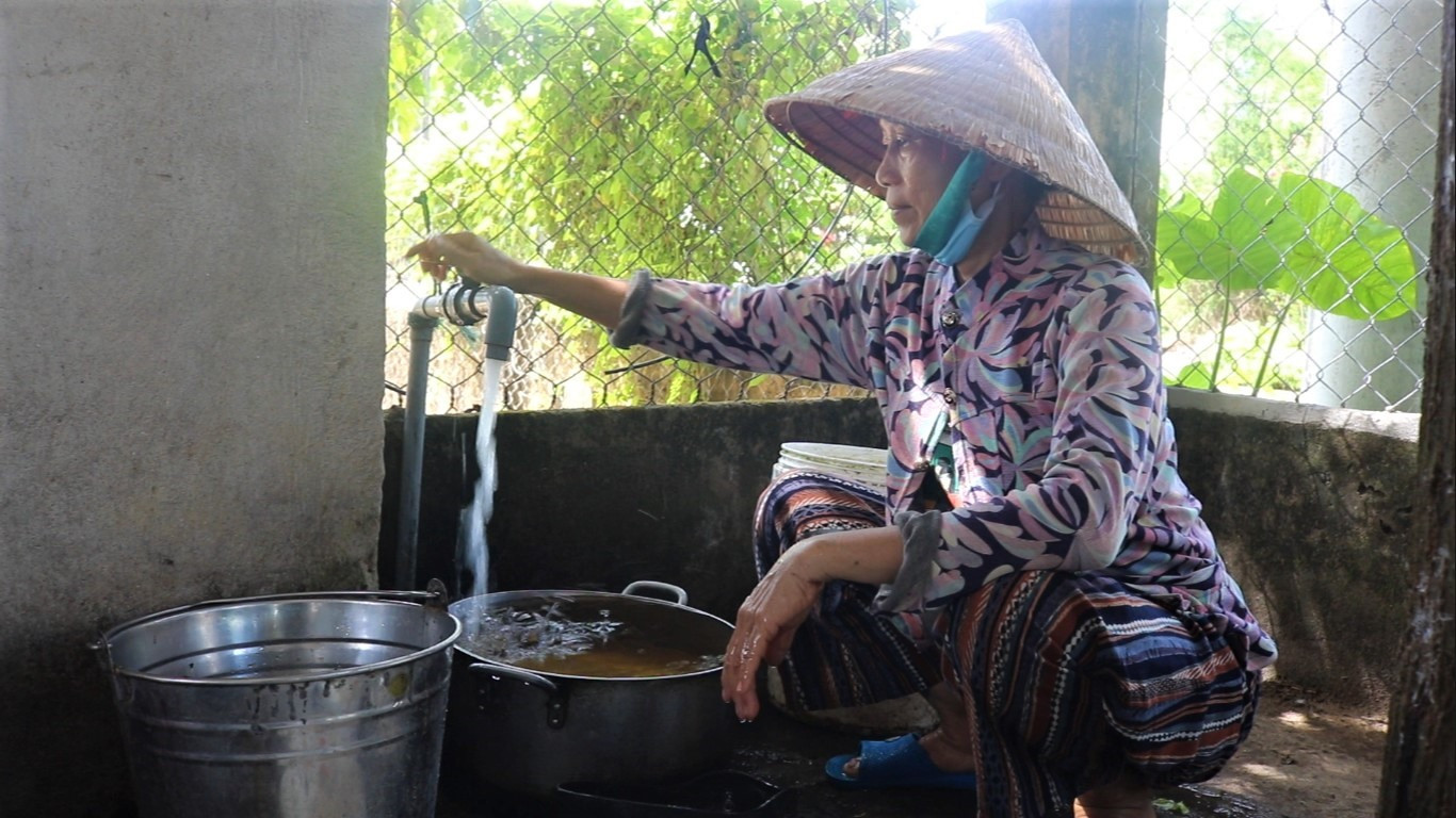 Gia đình bà Trần Thị Năm không khỏi lo lắng khi nguồn nước không được đảm bảo. Ảnh: VT