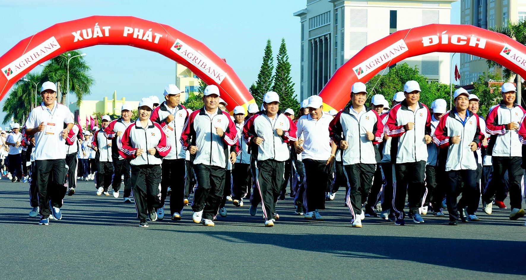 Leaders of provincial departments and services took part in the race.