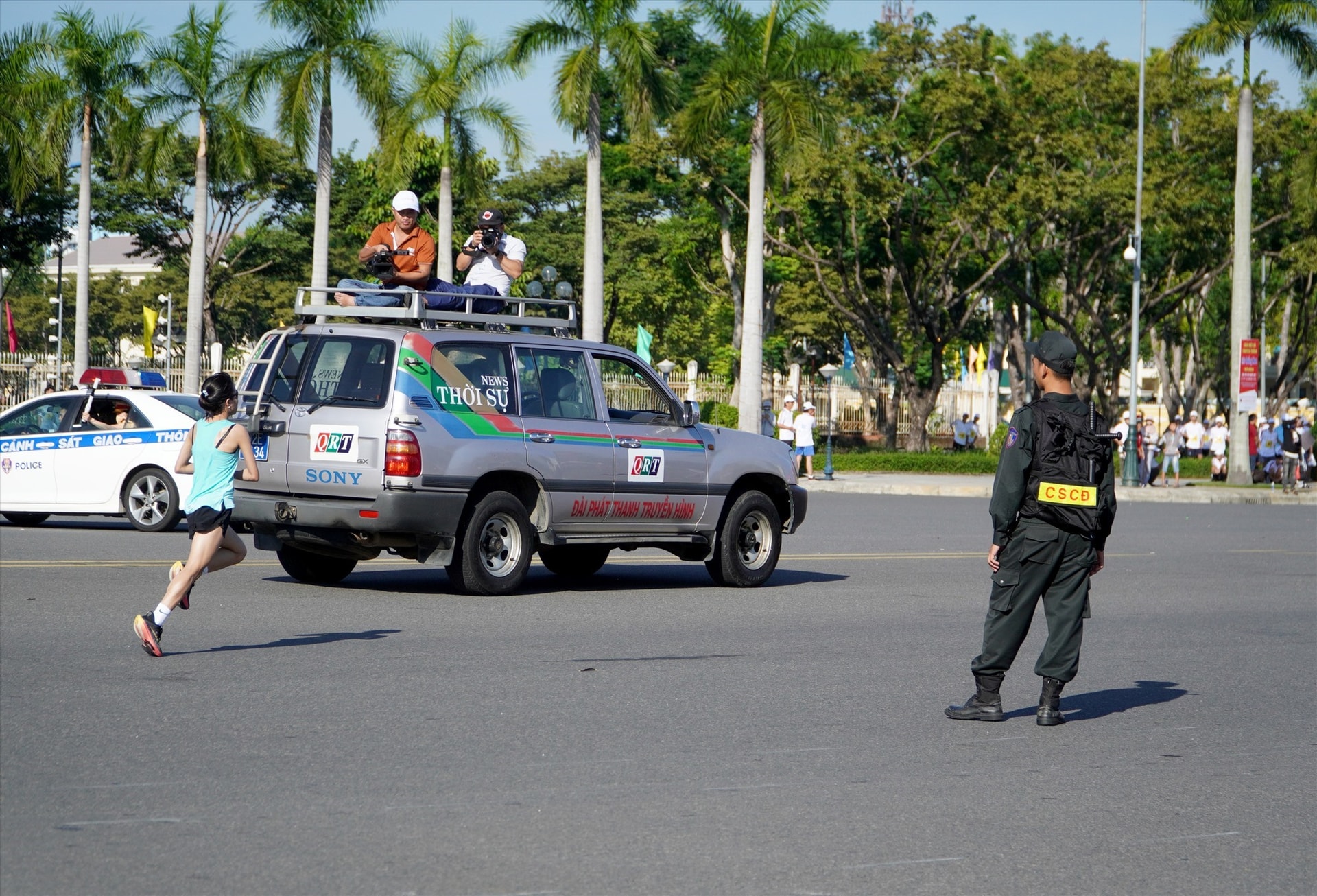 QRT broadcasted the race with the participation of civil servants, workers, students, and pupils.