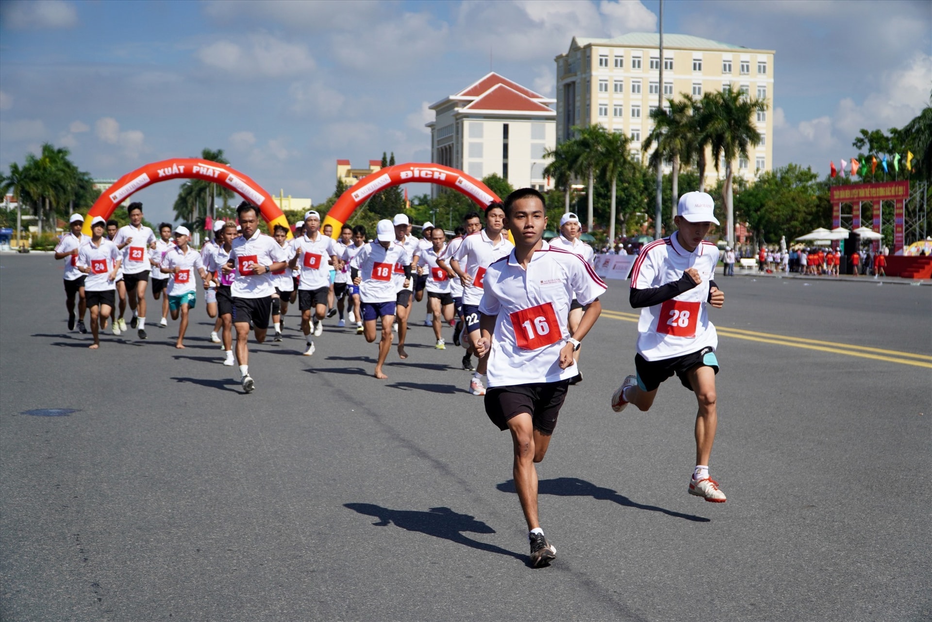 Cross-country runners made every effort to gain an advantage in the race.