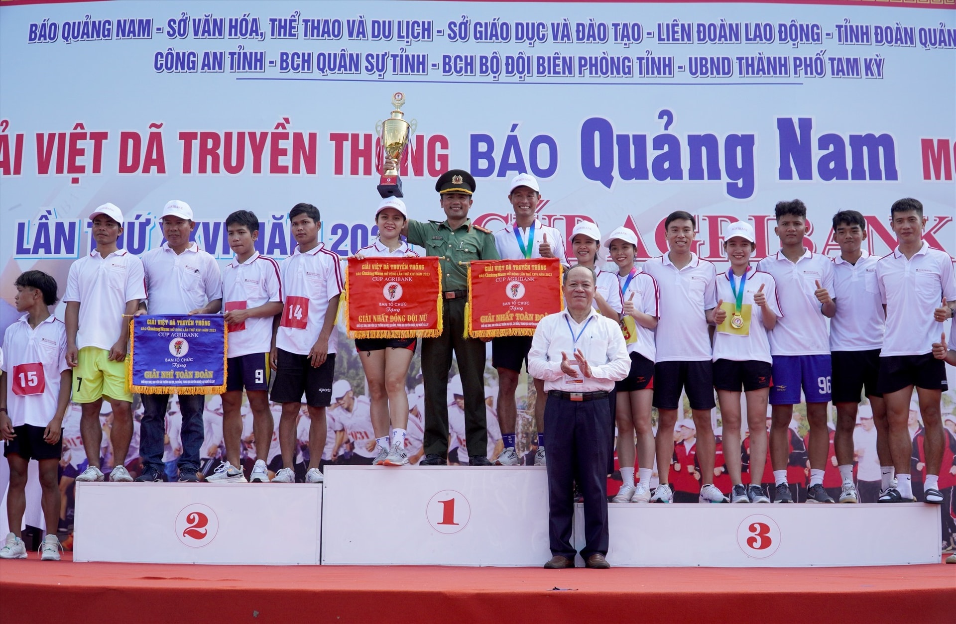 Runners received awards from the organising committee.