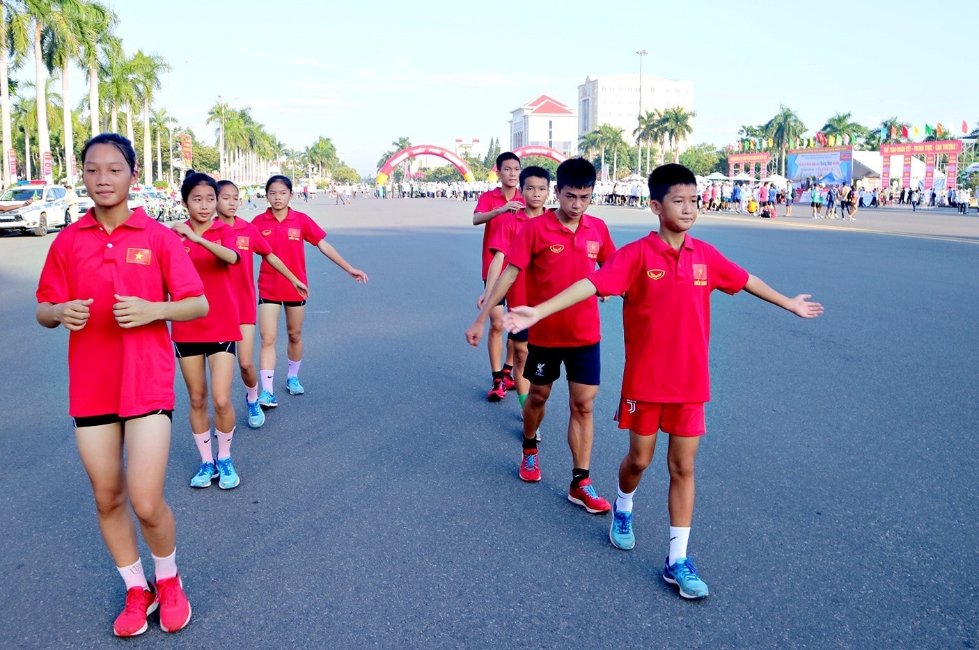 The race was well prepared, including live broadcasting on TV, race management, security, and healthcare, which helps the race run smoothly and be attractive to viewers.