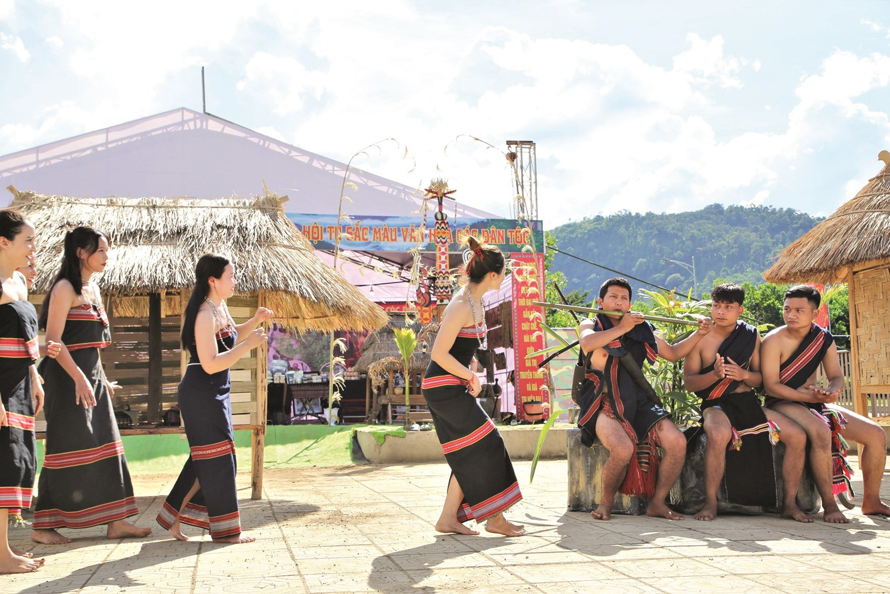 Các chàng trai chinh phục thiếu nữ bằng lời ca tiếng hát và tài năng chơi các nhạc cụ truyền thống.