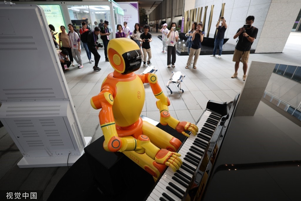 Nhạc sĩ robot chơi piano trong làng Á vận hội Hàng Châu 2023. Ảnh: VCG