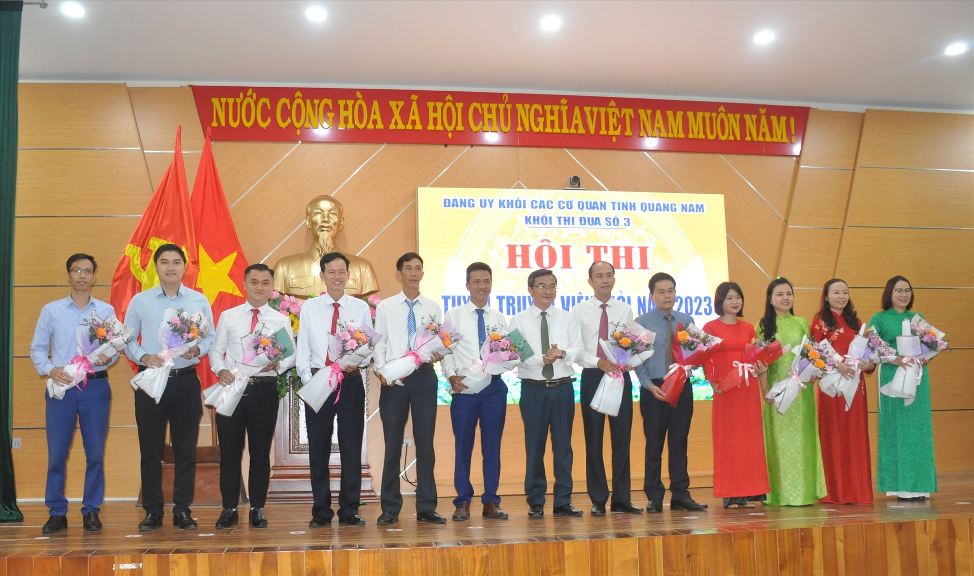 Ông Nguyễn Phi Hùng - Trưởng ban Tổ chức khối thi đua số 3 tặng hoa cho các thi sinh dự cuộc thi. Ảnh: N.Đ