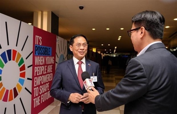 Minister of Foreign Affairs Bui Thanh Son speaks to Vietnam News Agency's correspondent in New York following the signing of the High Seas Treaty (Photo: VNA)