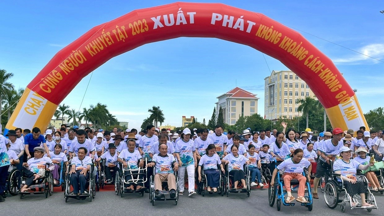 “Không khoảng cách - Không giới hạn” đã thu hút 600 người tham gia, trong đó có 300 người khuyết tật đến từ Quảng Nam, Quảng Trị, Thừa Thiên - Huế. Ảnh: Đ.H