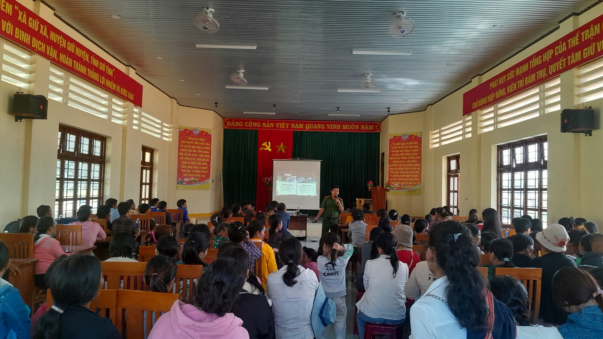 Đông đảo nhân dân, học sinh ở xã biên giới Chơ Chun tham gia buổi tuyên truyền.