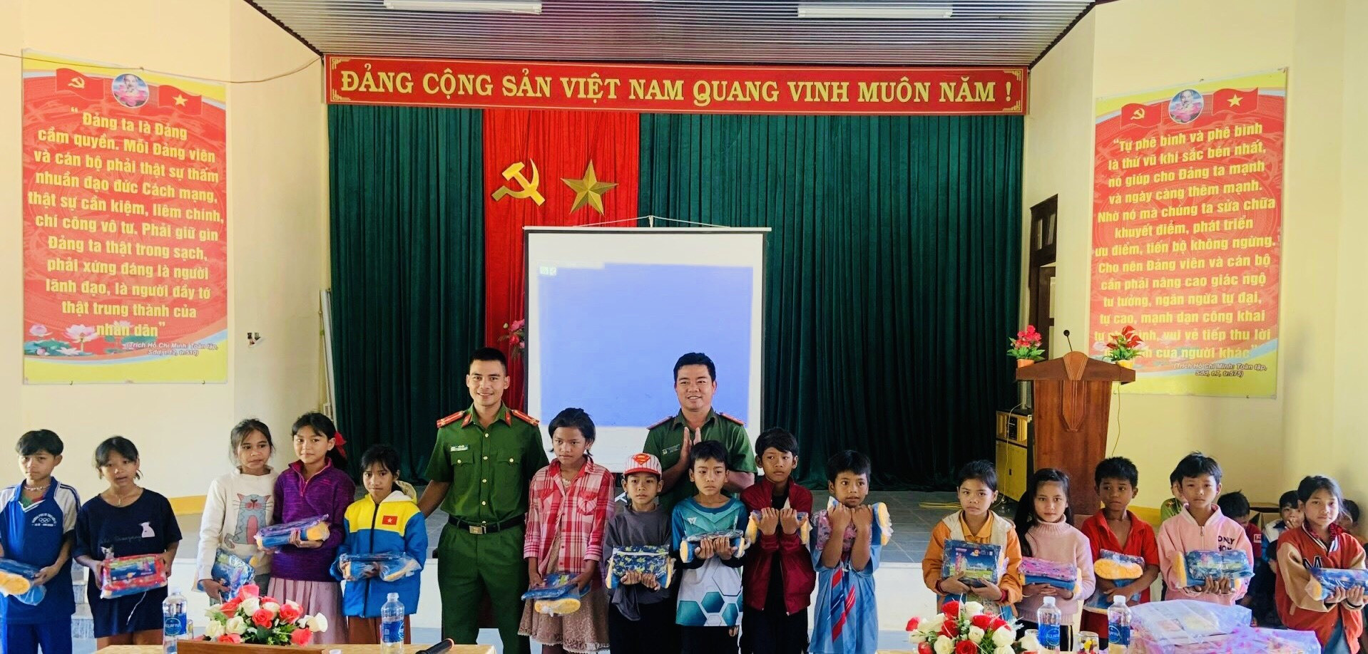 Trao học bổng cho các em học sinh trường Phổ thông dân tộc bán trú tiểu học liên xã La Êê - Chơ Chun.