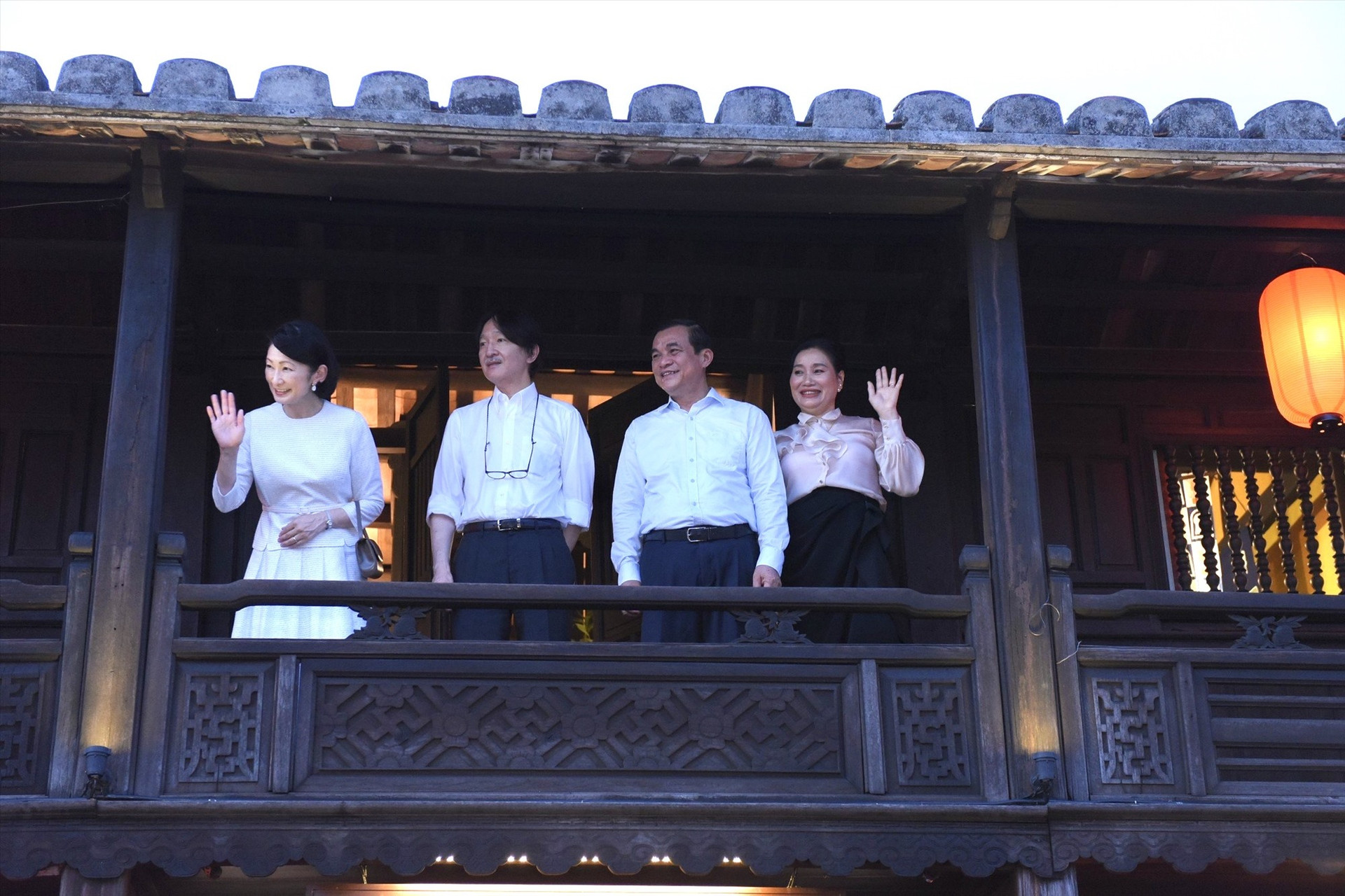 Hoàng Thái tử Akishino và Công nương Kiko cùng Bí thư Tỉnh ủy Phan Việt Cường và phu nhân trên tầng hai một ngôi nhà cổ. Ảnh: Q.T