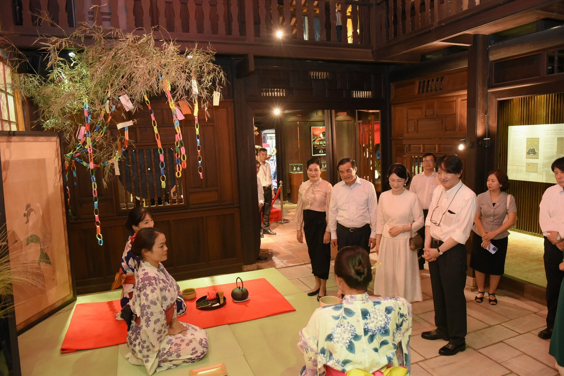 Đoàn ghé thăm Nhà trưng bày Nhật Bản và xem trình diễn trà đạo. Ảnh: T.Q