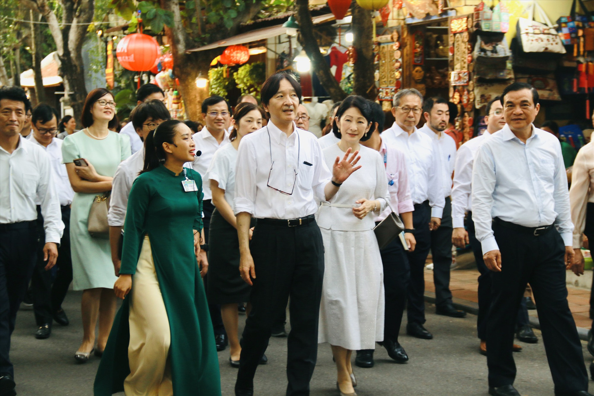 Hoàng Thái tử Akishino và Công nương Kiko bày tỏ sự thích thú khi tản bộ trên đường Nguyễn Thị Minh Khai. Ảnh: T.Q