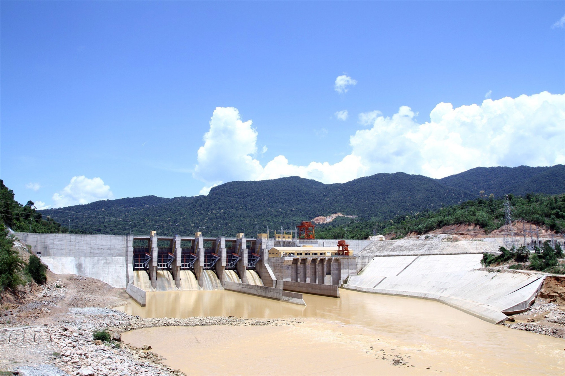 Nhờ có ban điều phối, việc điều tiết, vận hành các hệ thống thủy điện ở thượng nguồn lưu vực sông Vu Gia - Thu Bồn đã hiệu quả hơn nhiều so với trước đây. Ảnh: C.T
