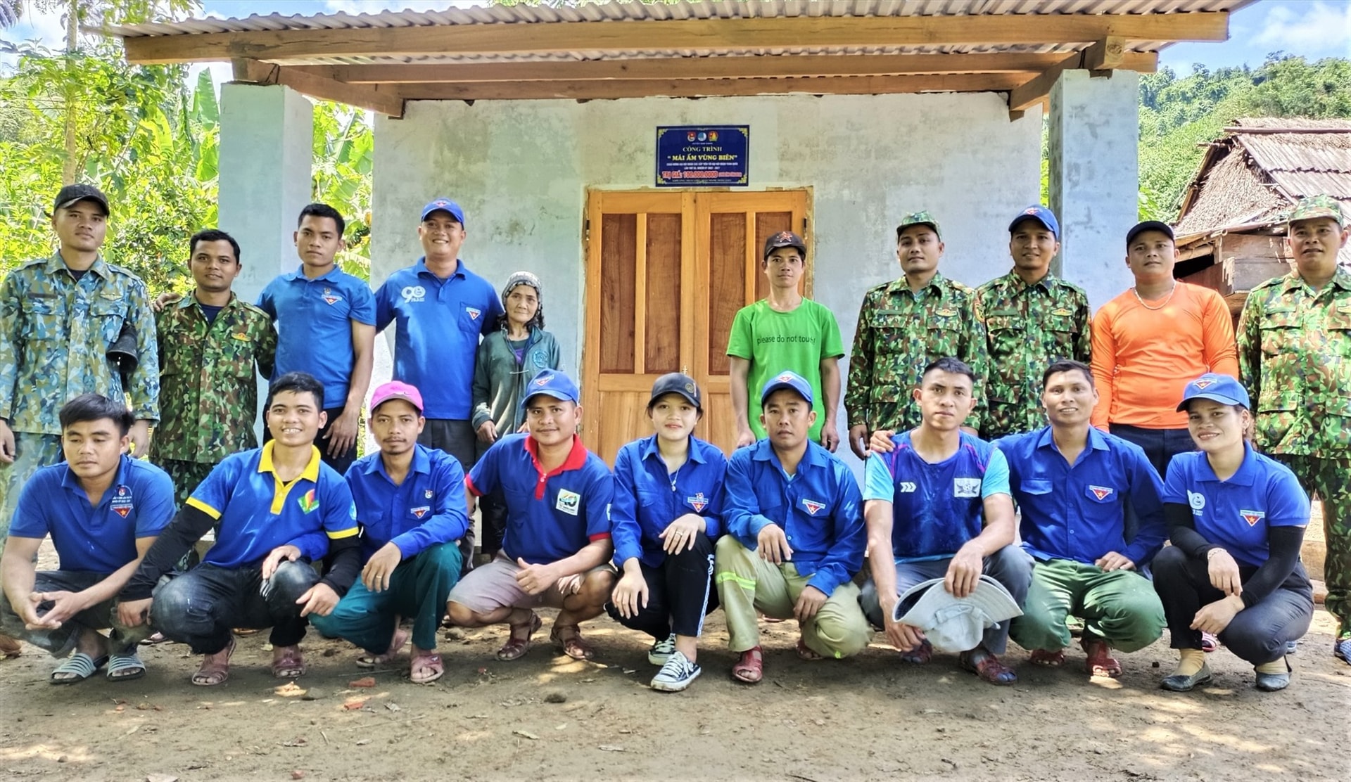 Các nhóm thợ xây Nam Giang tham gia công trình “Mái ấm biên cương” tại khu dân cư Pêtapot (xã Đắc Pring). Ảnh: ĐĂNG NGUYÊN