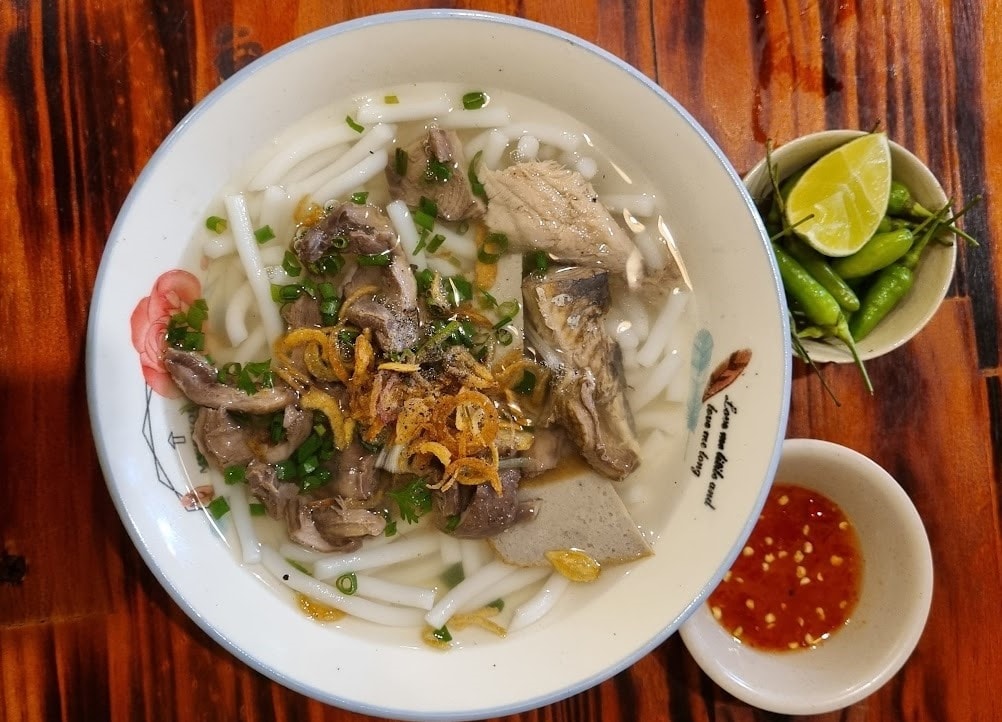 Bánh canh lòng cá là món ngon trong hành trình khám phá Nha Trang.