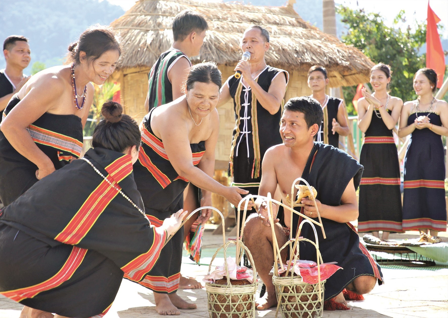 Various activities in the Ve ethnic group’s traditional wedding ceremony, such as singing and drinking wine together.