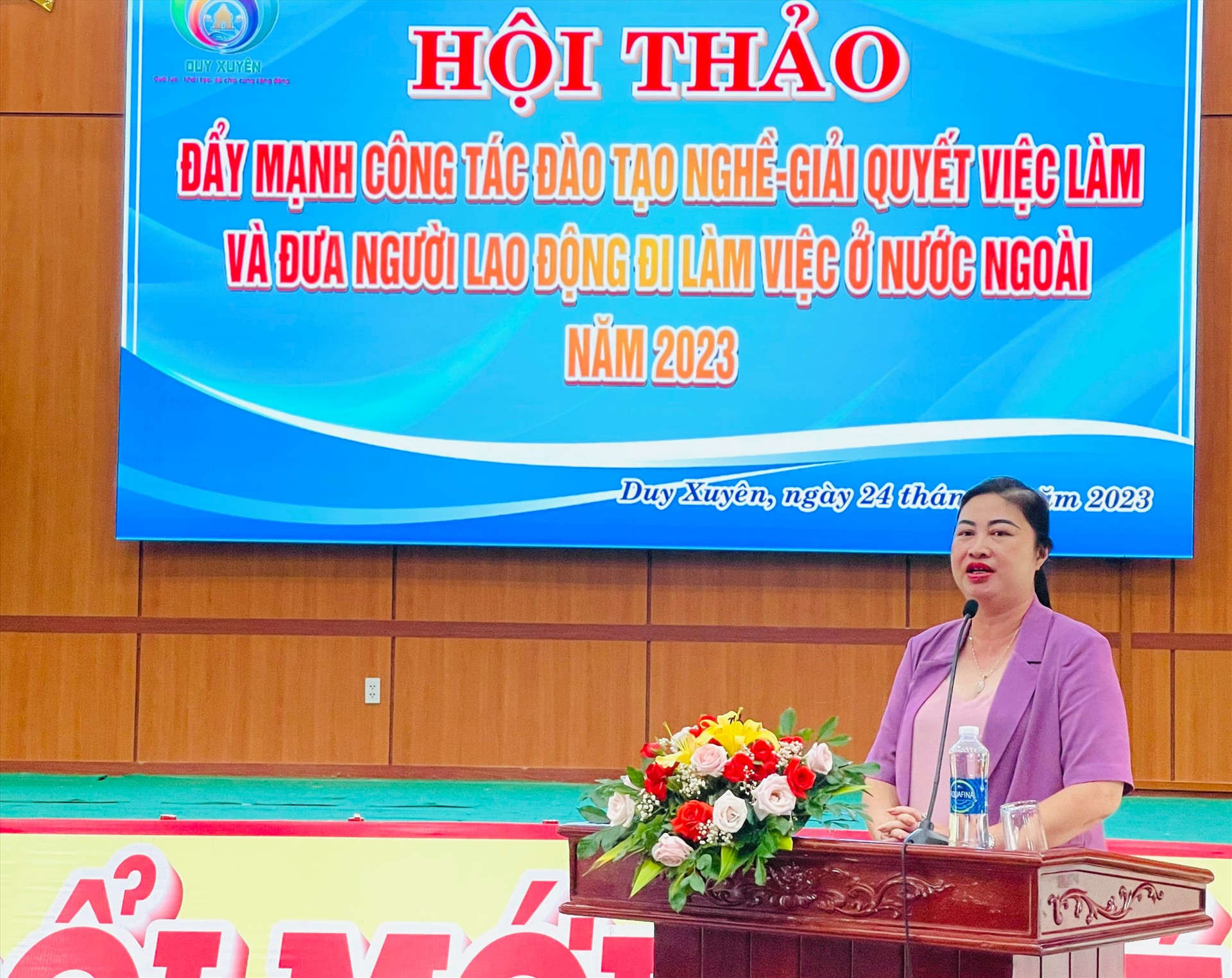 Bà Vũ Thị Phương Anh – Hiệu trưởng Trường Cao đẳng Kinh tế - kỹ thuật Quảng Nam phát biểu tại hội thảo.  Ảnh: L,T