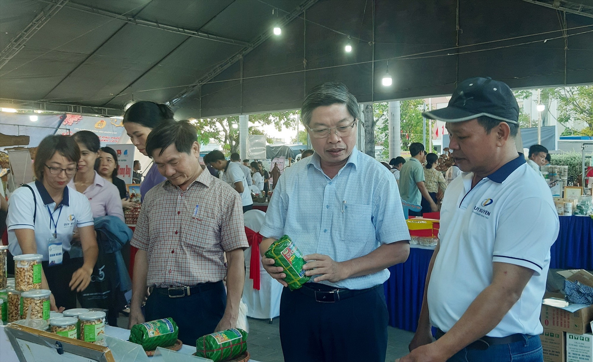 Quang Nam and Duy Xuyen leaders visit the booths at the festival.