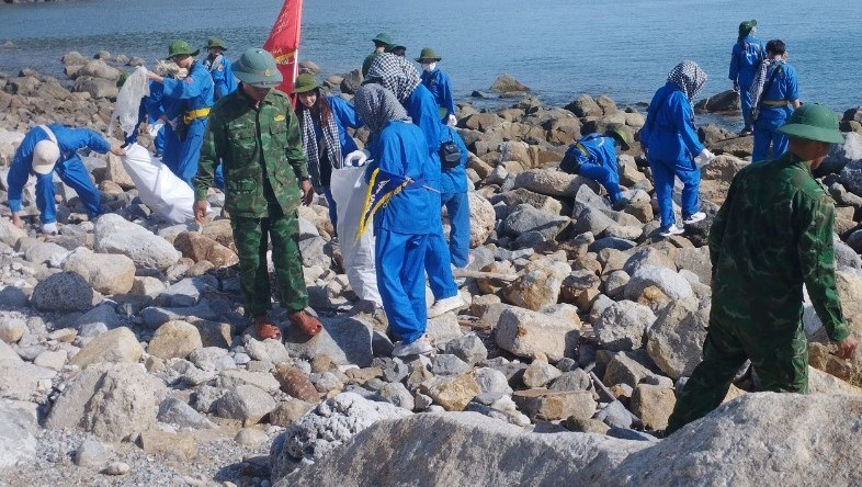 Đồn Biên phòng Cù Lao Chàm và Liên đoàn Vovinam Hà Nội đã tổ chức hoạt động “Hãy làm sạch biển”. Ảnh: B.P
