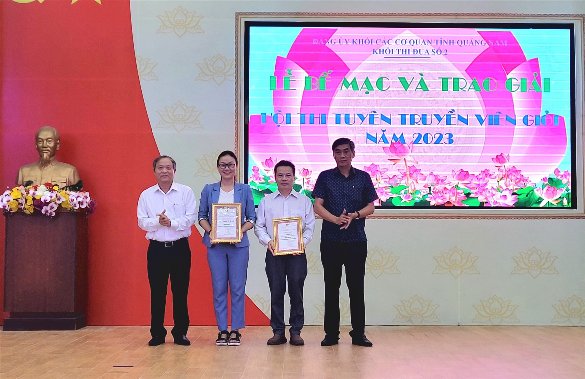 Ban Tổ chức trao giải Ba cho 2 thí sinh của Đảng bộ Báo Quảng Nam và Bệnh viện Đa khoa Trung ương Quảng Nam. Ảnh: M.L