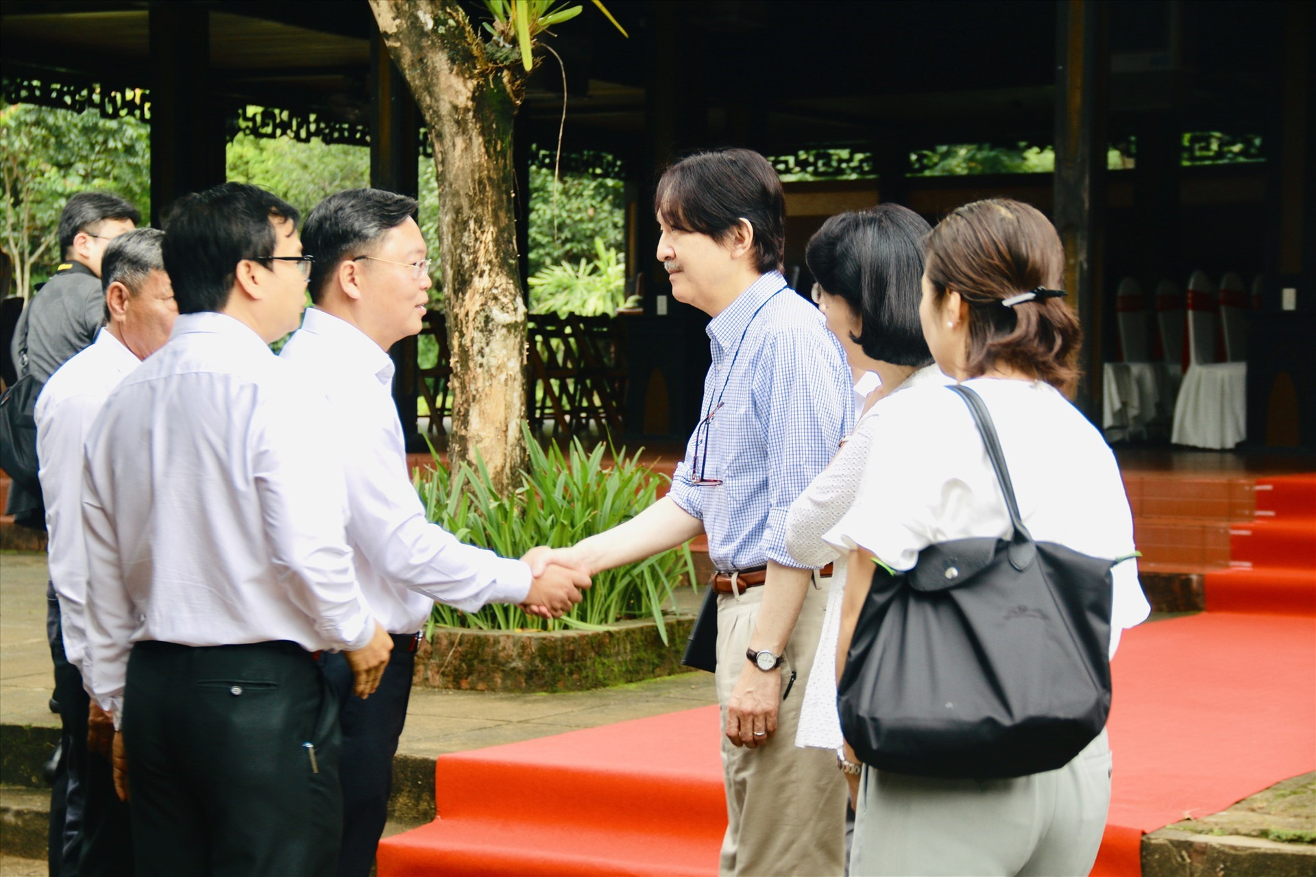Le Tri Thanh (left) shakes hands with Akishino.