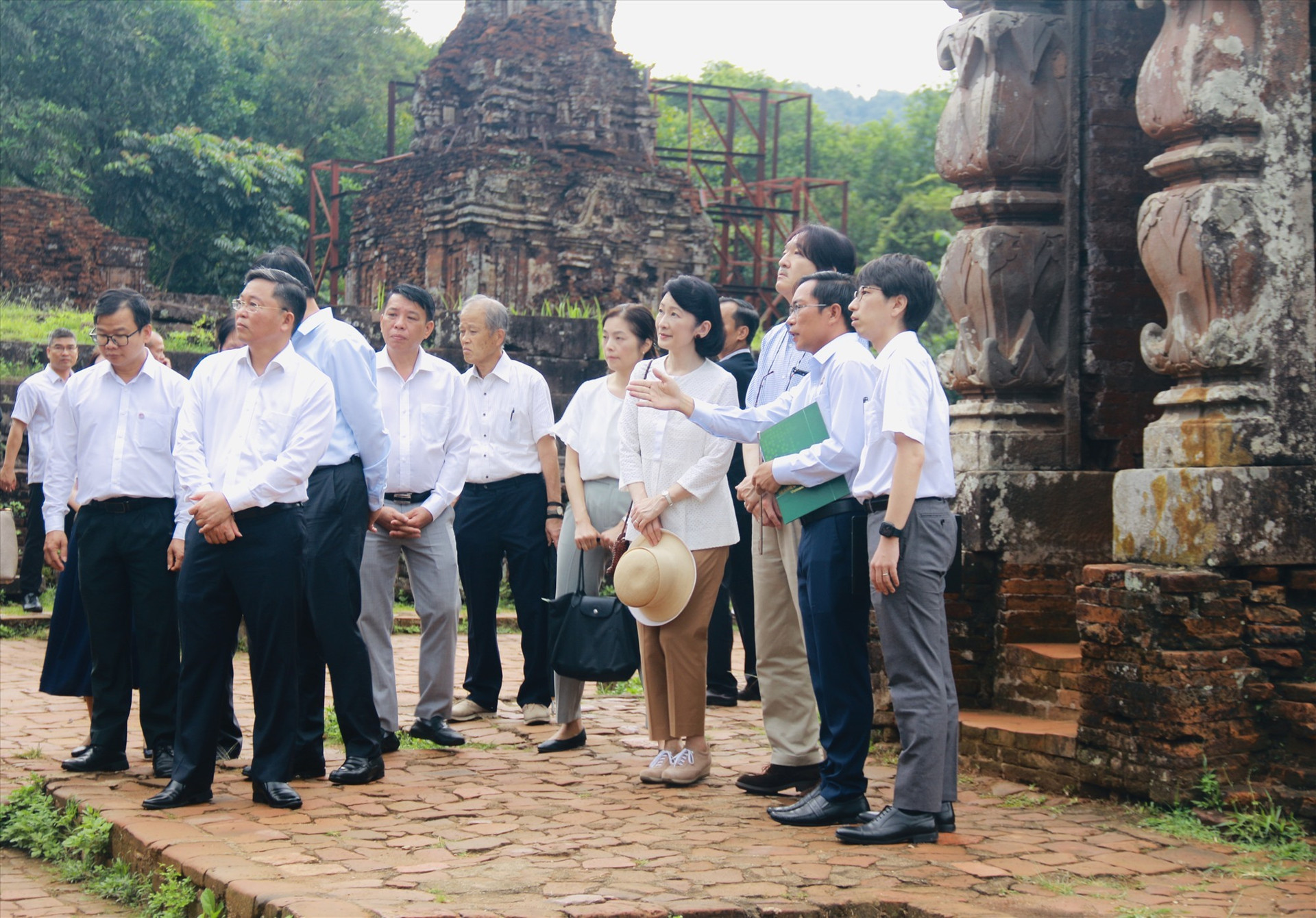 Akishino, Kiko and Quang Nam leaders are visiting a tower group at My Son Sanctuary.