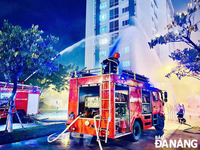 Lực lượng Cảnh sát phòng cháy, chữa cháy và cứu nạn, cứu hộ Công an quận Liên Chiểu phối hợp các đơn vị tổ chức tuyên truyền, tập huấn phương án phòng cháy, chữa cháy và cứu nạn, cứu hộ tại một chung cư trên địa bàn phường Hòa Minh. Ảnh: TRÍ DŨNG