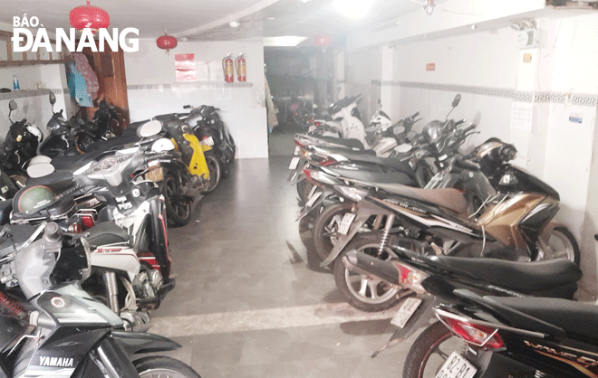 Tầng hầm tại một nhà cho thuê phòng trọ nằm trên đường Lê Duẩn luôn trong tình trạng chật kín xe máy. Ảnh: TRÍ DŨNG