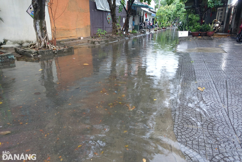 Một đoạn đường trong khu dân cư ở phường Nại Hiên Đông, quận Sơn Trà bị ngập cục bộ do mưa to. Ảnh: HOÀNG HIỆP