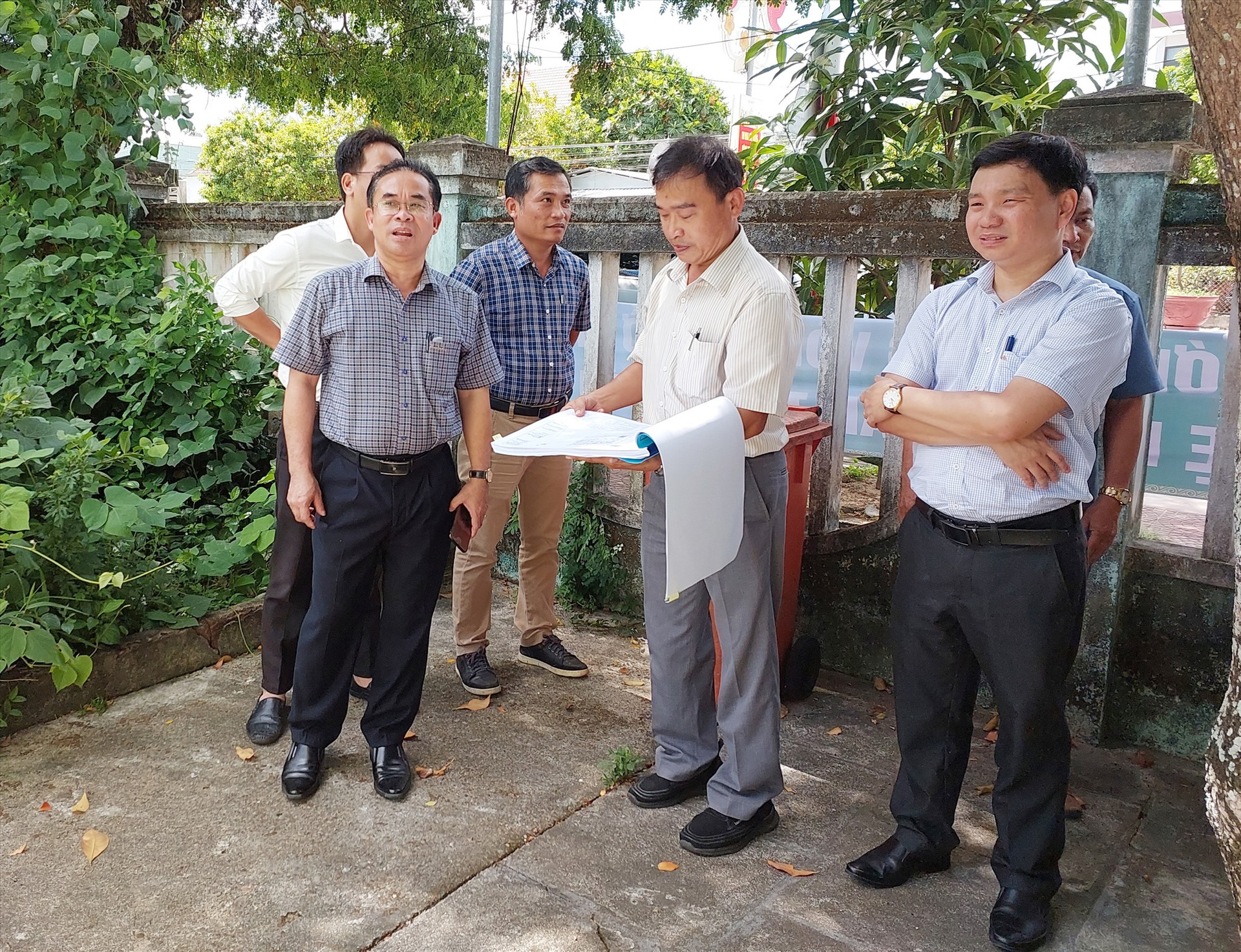 Phó Chủ tịch UBND tỉnh Trần Anh Tuấn kiểm tra thực tế tai trạm y tế xã Điện Trung. Ảnh: T.D