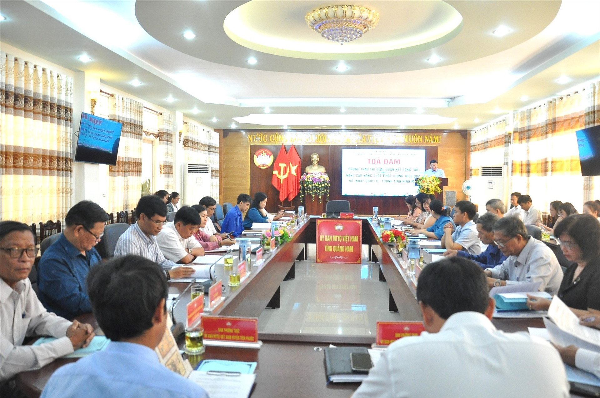 Ủy ban MTTQ Việt Nam tỉnh vừa tổ chức tọa đàm phong trào thi đua “Đoàn kết sáng tạo, nâng cao năng suất, chất lượng, hiệu quả, hội nhập quốc tế“. Ảnh: V.A