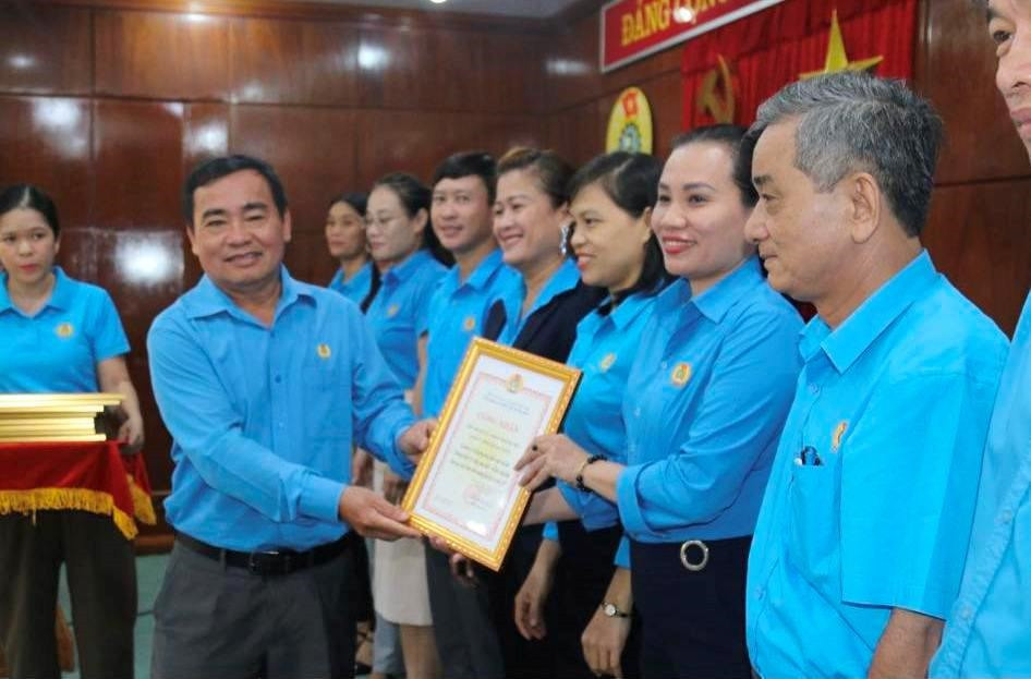 Chủ tịch LĐLĐ tỉnh Phan Xuân Quang trao bằng chứng nhận khen thưởng các tập thể.