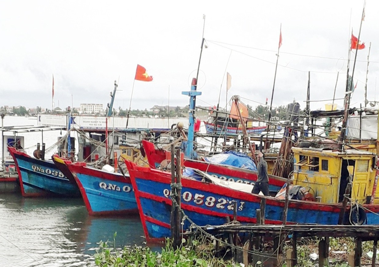 Sáng nay 25/9, nhiều tàu thuyền của ngư dân xã Duy Hải tiếp tục cập bến An Lương để tránh áp thấp nhiệt đới. Ảnh: PV