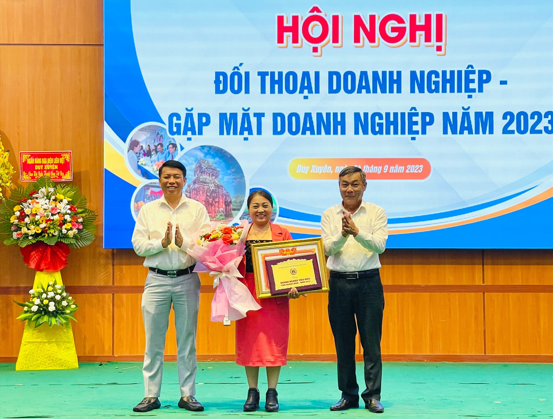Bà Trần Thị Hiển – Tổng Giám đốc Công ty CP Đại Dương Kính được vinh danh tại hội nghị.  Ảnh: S.T
