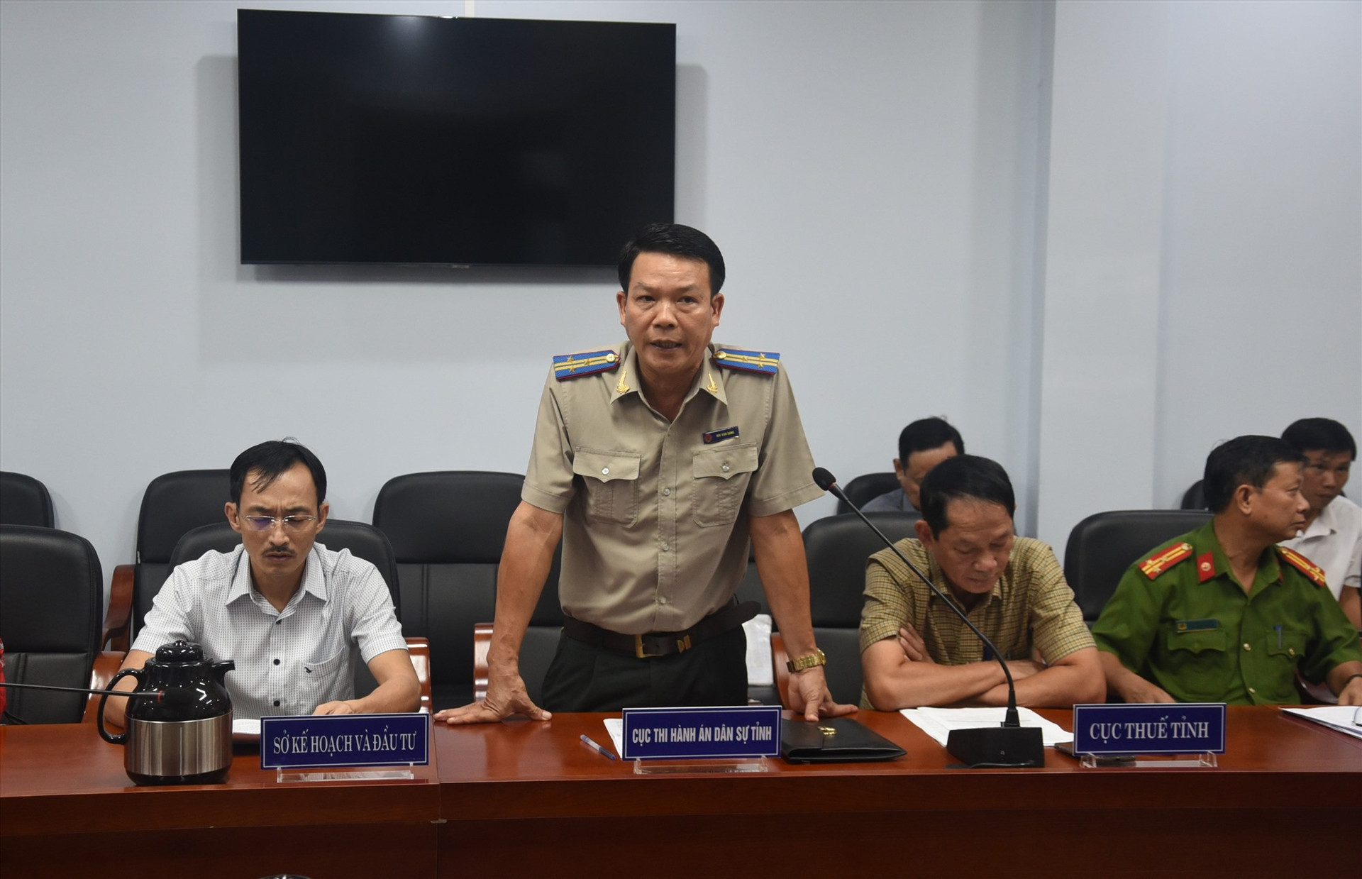 Đại diện Cục thi hành án Quảng Nam trả lời ý kiến của công dân. Ảnh: X.P